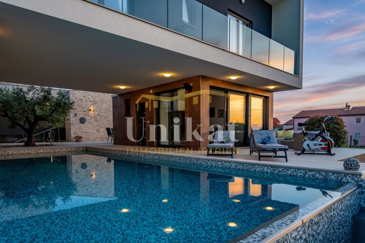 Luksuzna hiša z garažo v kleti - 3 km do morja